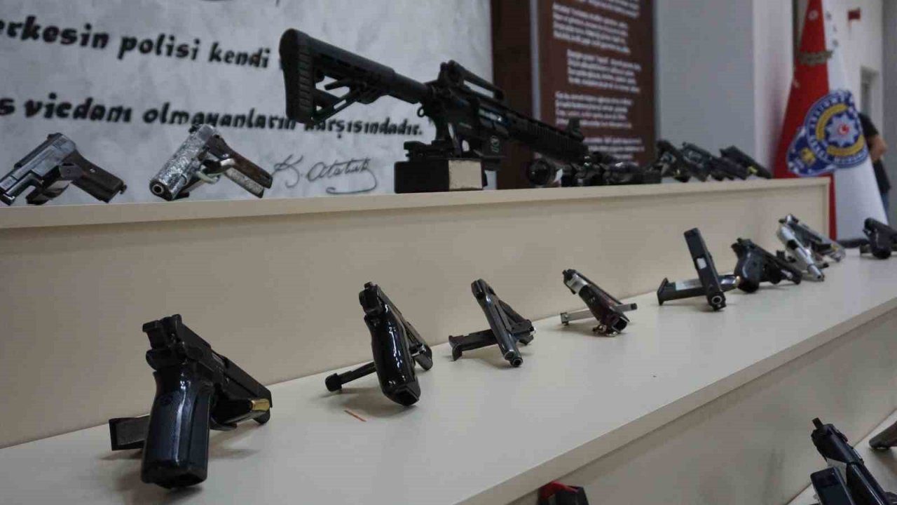 Edirne’de ruhsatsız silah operasyonu: Çıkanlar cephaneliği aratmadı
