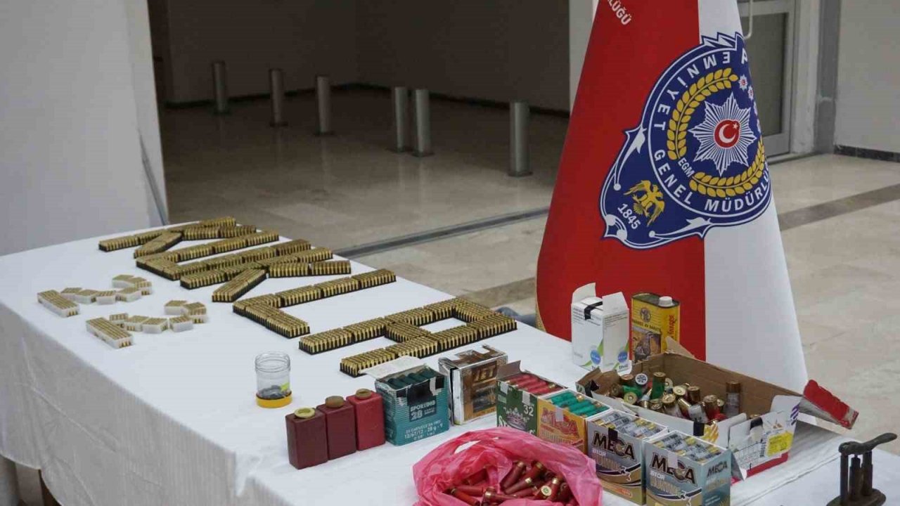 Edirne’de ruhsatsız silah operasyonu: Çıkanlar cephaneliği aratmadı