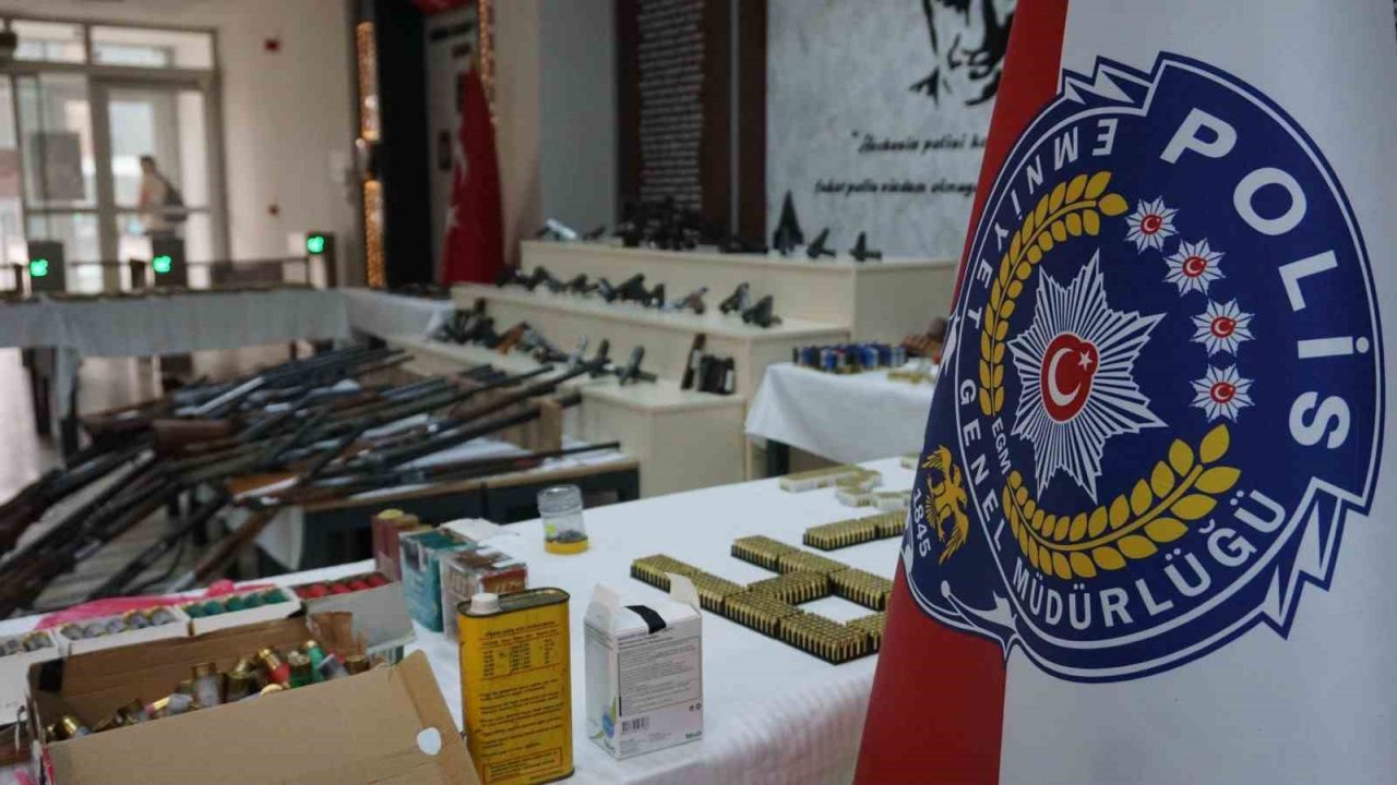 Edirne’de ruhsatsız silah operasyonu: Çıkanlar cephaneliği aratmadı