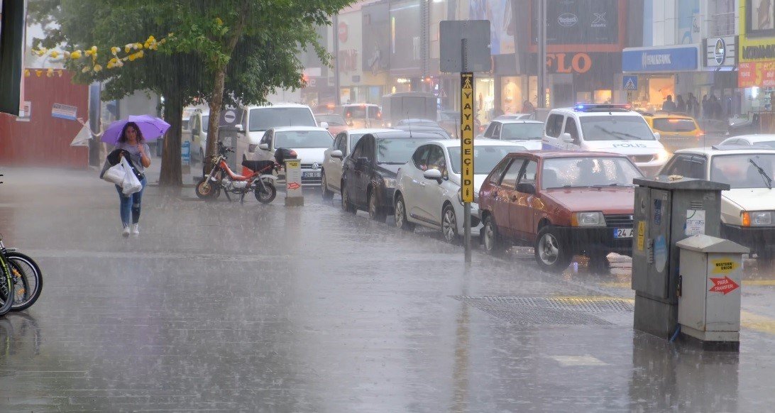 Erzincan yağmura teslim oldu