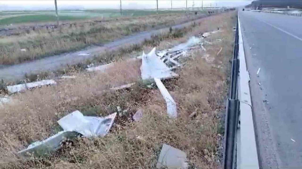 Şiddetli rüzgar konteyneri uçurdu