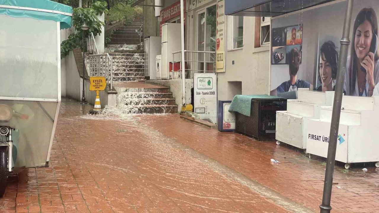 Yolu su bastı, esnaf ise sandalyesini alıp keyif yaptı