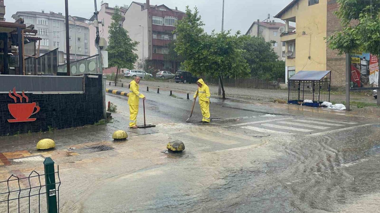 Yolu su bastı, esnaf ise sandalyesini alıp keyif yaptı