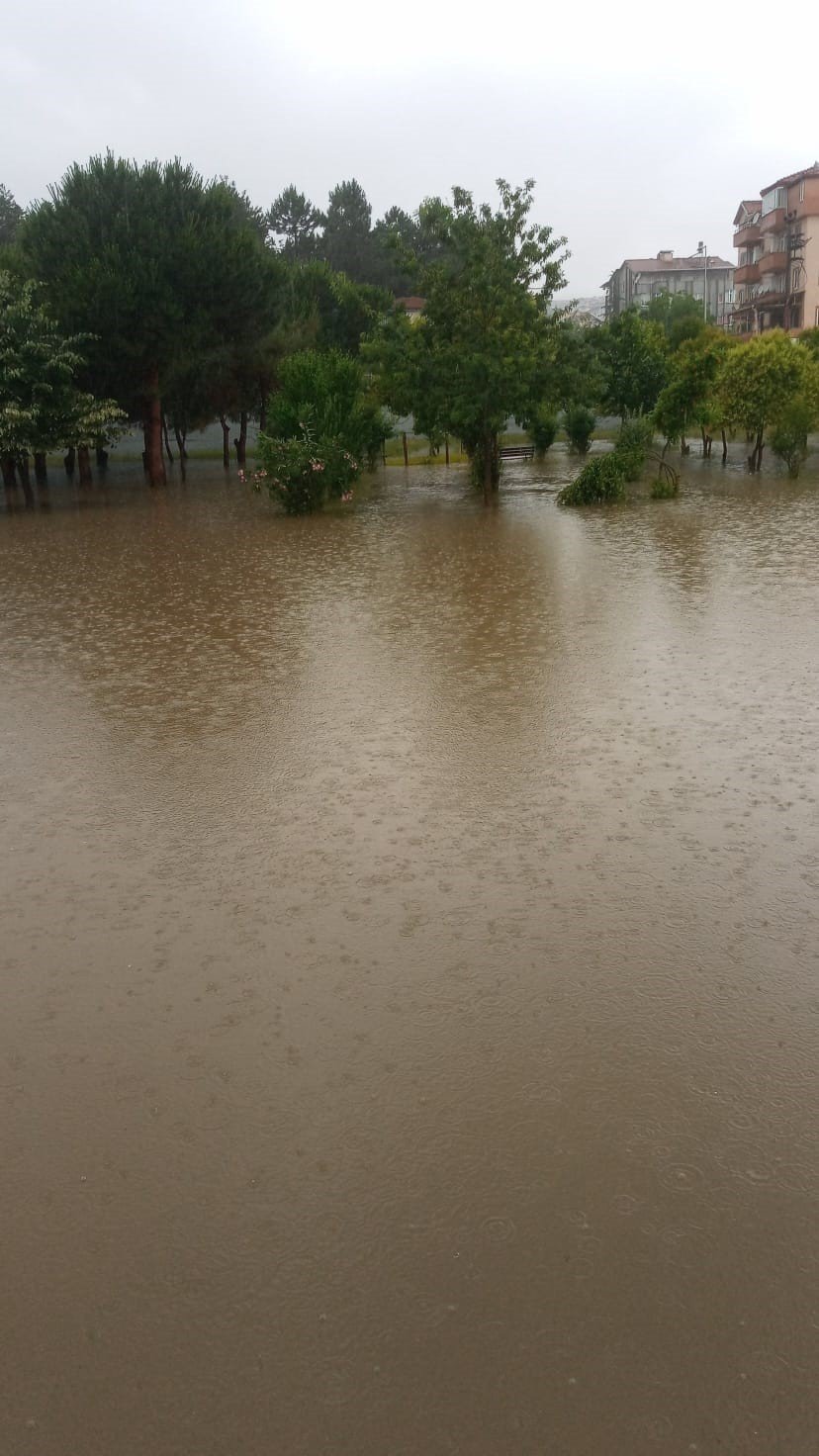 Yolu su bastı, esnaf ise sandalyesini alıp keyif yaptı