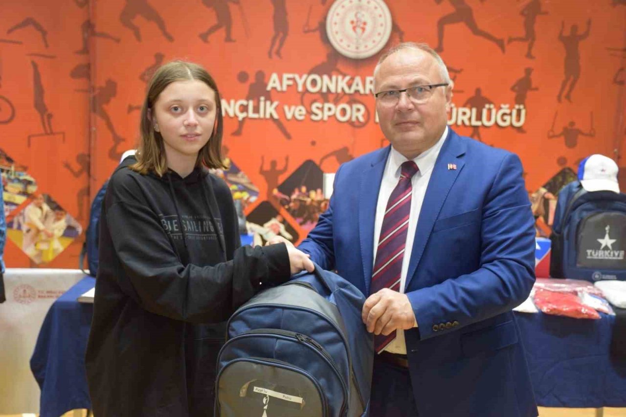 123 öğrenciye spor malzemesi hediye edildi