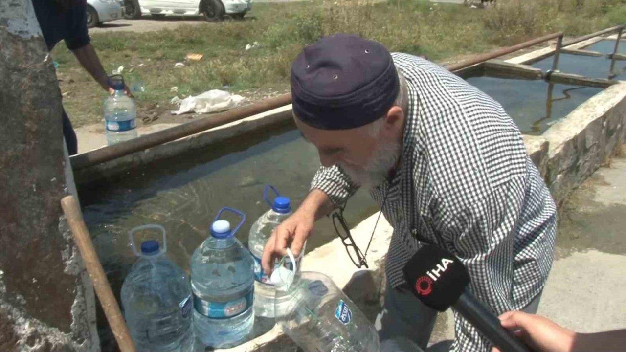 İstanbul’da uzun süren bakım çalışması nedeniyle suları akmayan vatandaşlar çeşmelere akın etti