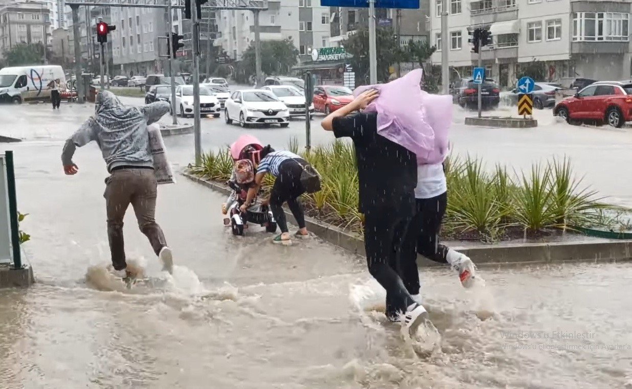 Sağanak yağış Samsun’u esir aldı