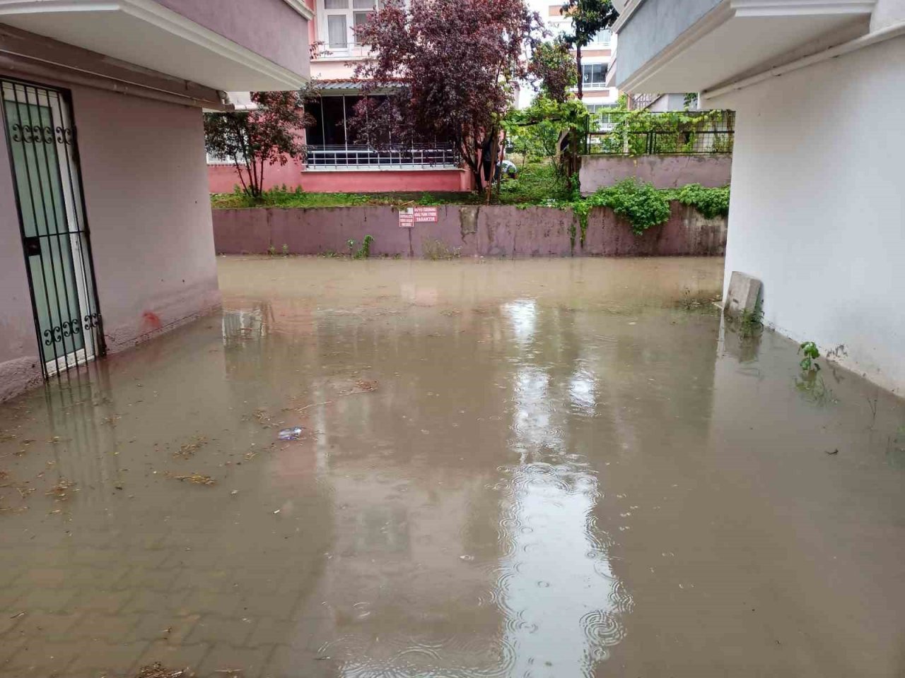 Sağanak yağış Samsun’u esir aldı