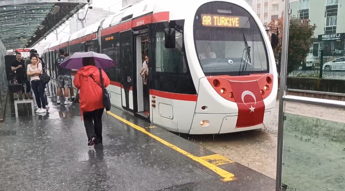 Sağanak yağış Samsun’u esir aldı