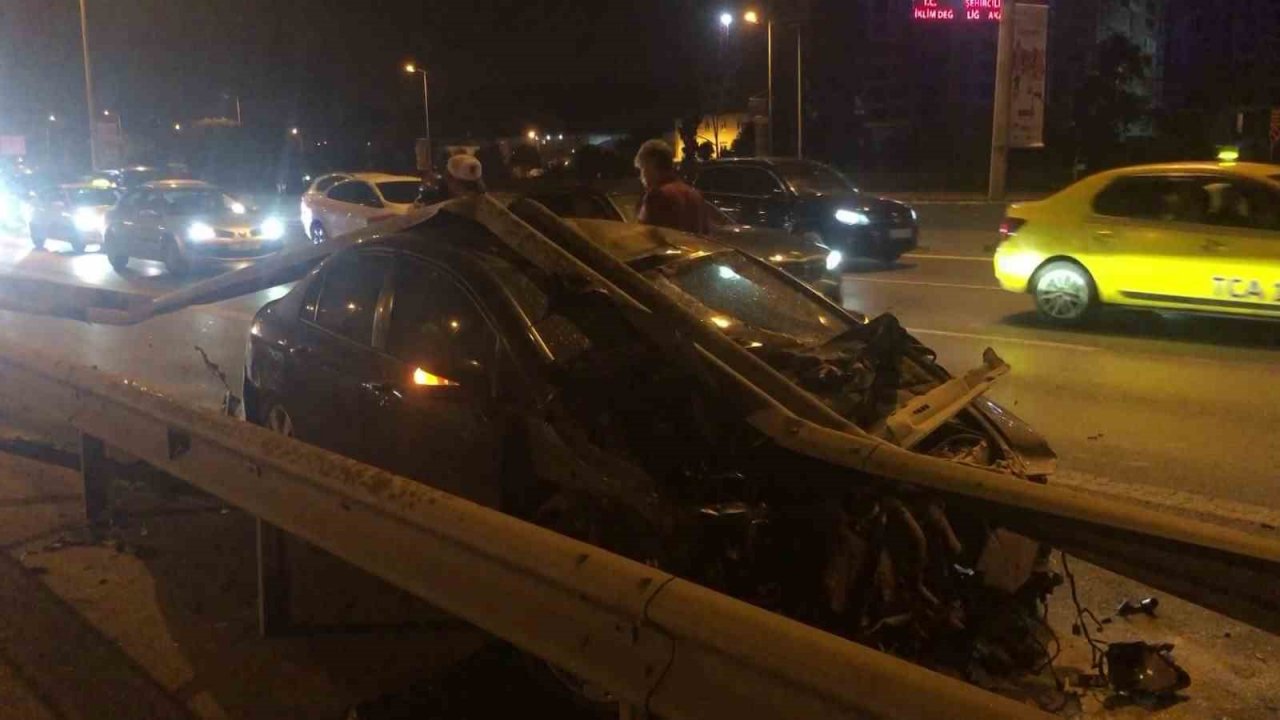 Kadıköy’de kontrolden çıkan otomobil bariyere ok gibi saplandı