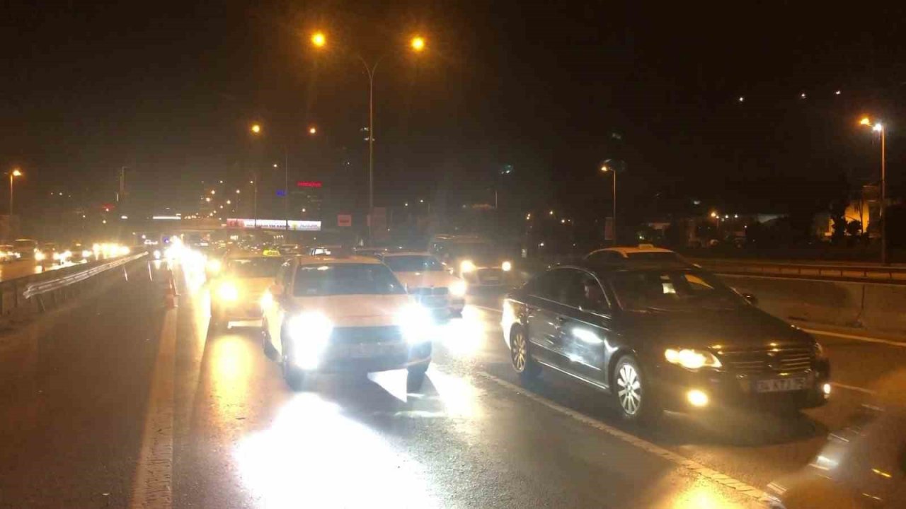 Kadıköy’de kontrolden çıkan otomobil bariyere ok gibi saplandı