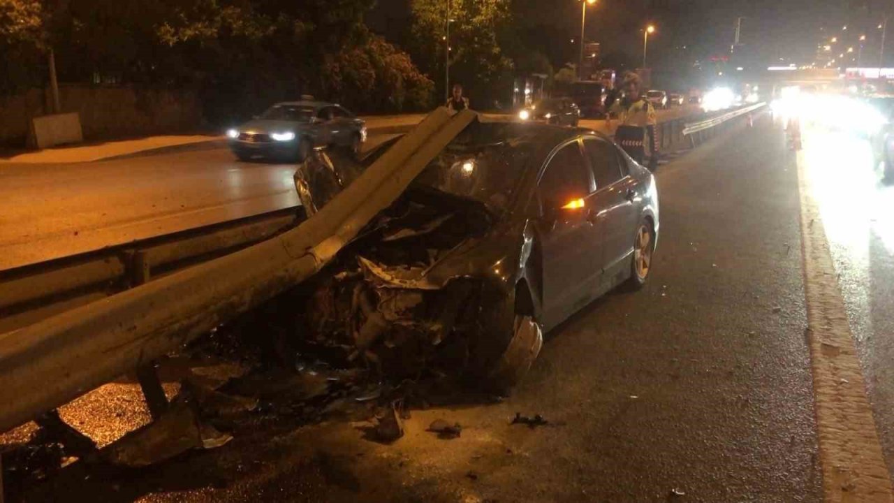 Kadıköy’de kontrolden çıkan otomobil bariyere ok gibi saplandı