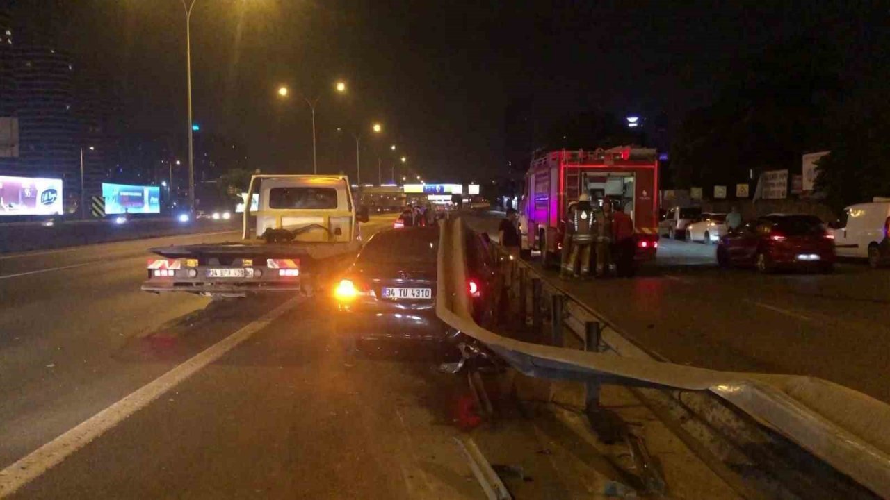 Kadıköy’de kontrolden çıkan otomobil bariyere ok gibi saplandı