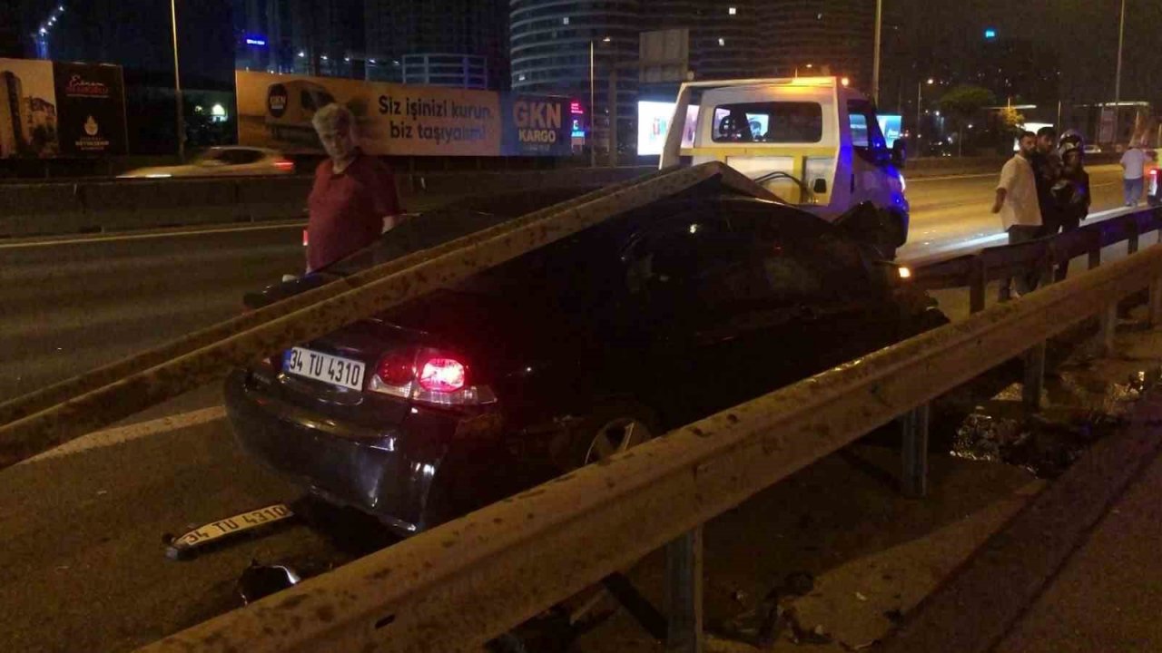 Kadıköy’de kontrolden çıkan otomobil bariyere ok gibi saplandı