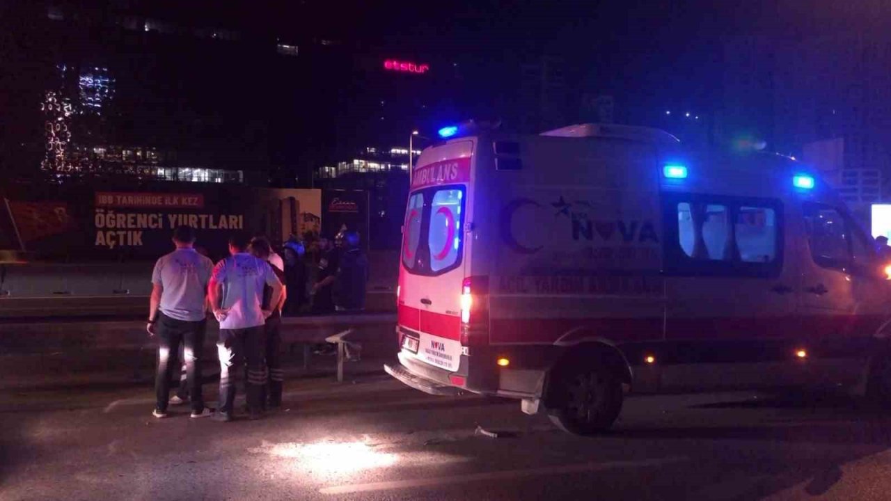 Kadıköy’de kontrolden çıkan otomobil bariyere ok gibi saplandı