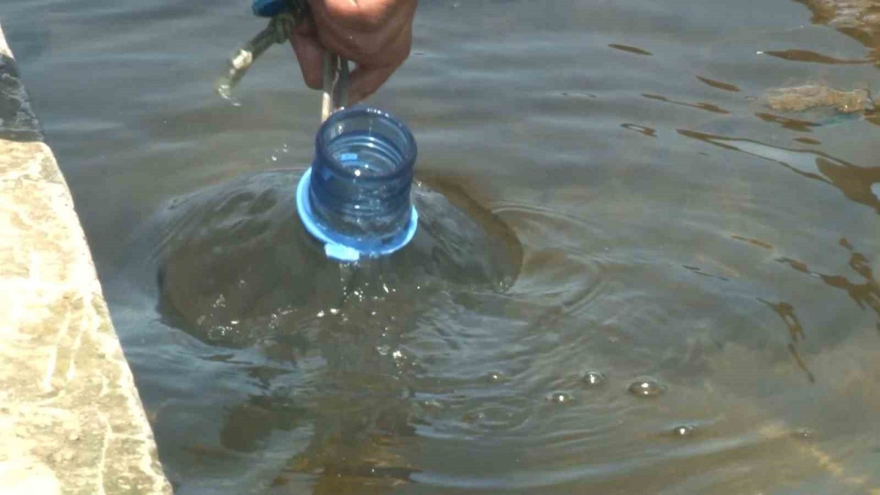 İstanbul’da uzun süren bakım çalışması nedeniyle suları akmayan vatandaşlar çeşmelere akın etti