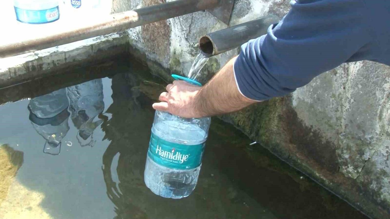 İstanbul’da uzun süren bakım çalışması nedeniyle suları akmayan vatandaşlar çeşmelere akın etti