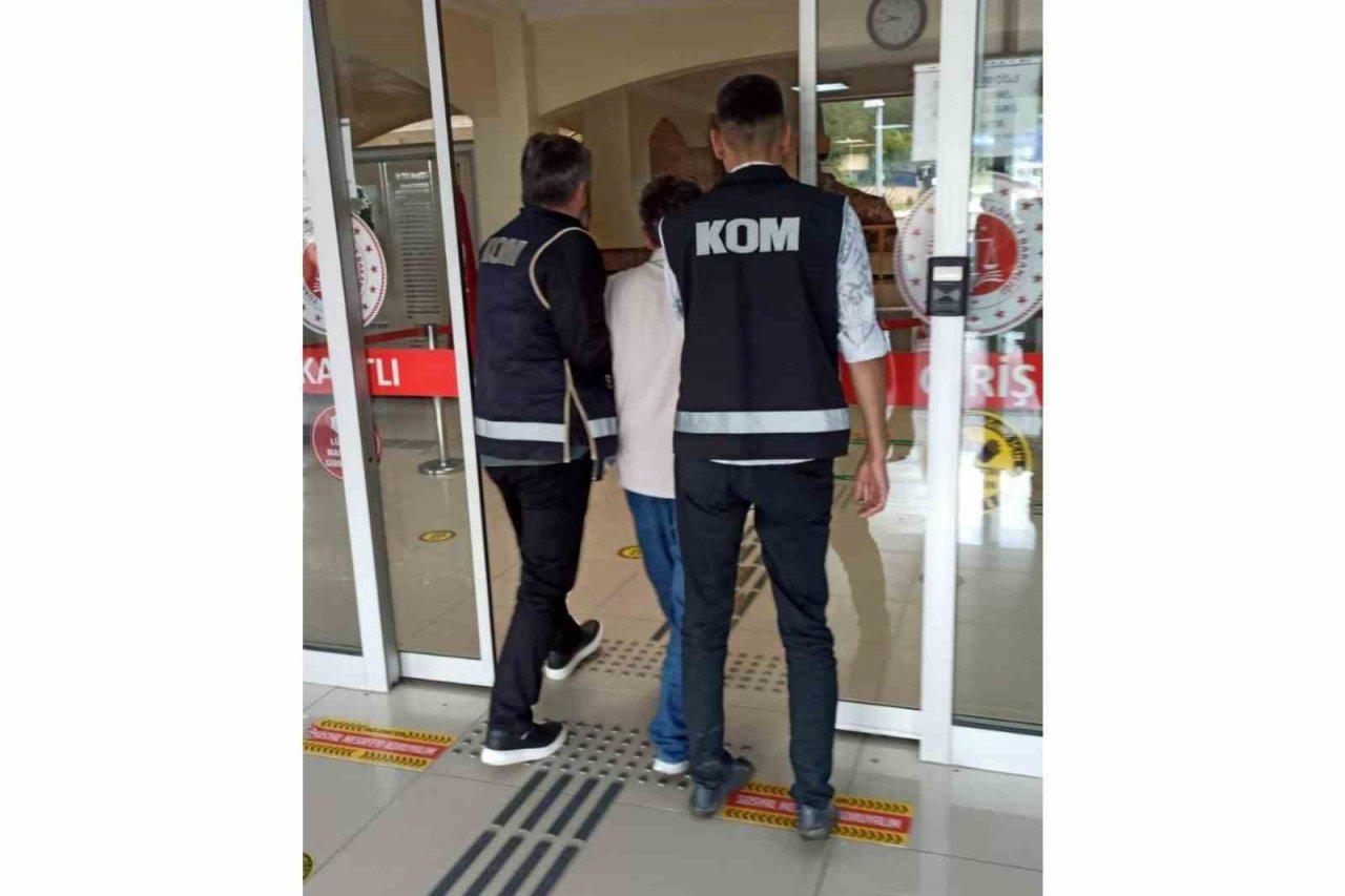 Halıya sarılı takım çantasının içinden çok sayıda tabanca ele geçirildi: 1 gözaltı