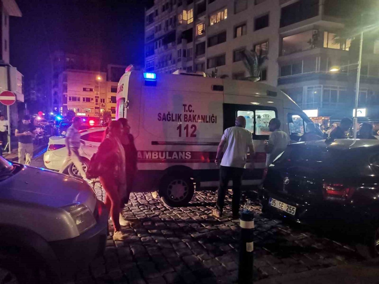 İzmir’de göğsünden bıçaklanan polis ağır yaralandı