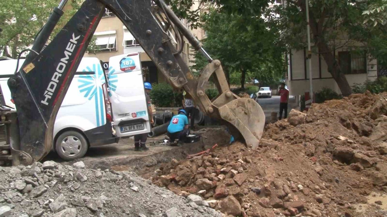 Kadıköy’de doğal gaz borusu patladı, sigarayla başında bekledi