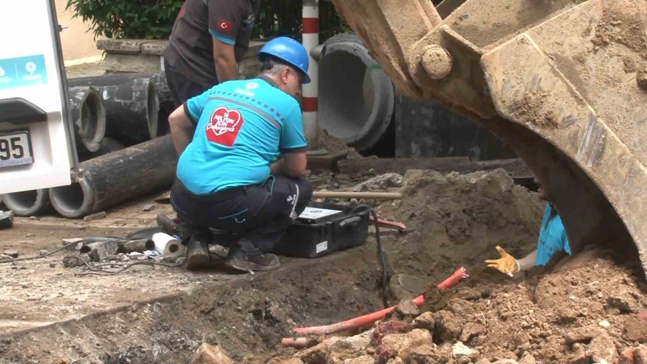 Kadıköy’de doğal gaz borusu patladı, sigarayla başında bekledi