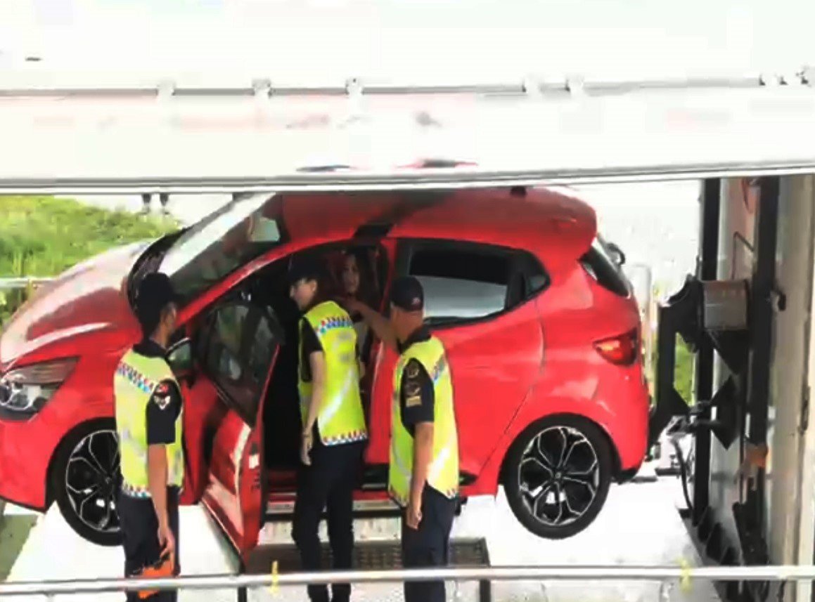 Kars Jandarmadan simülatörlü emniyet kemeri eğitimi