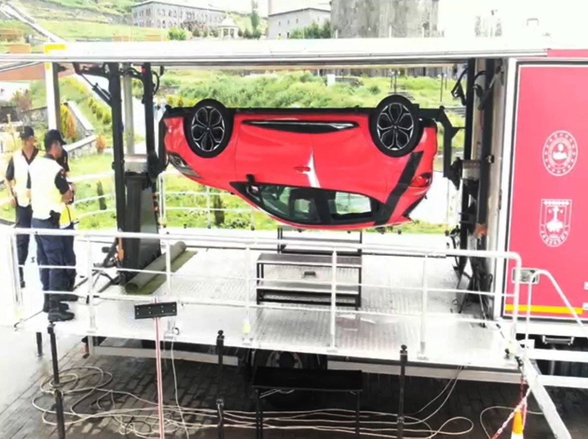 Kars Jandarmadan simülatörlü emniyet kemeri eğitimi