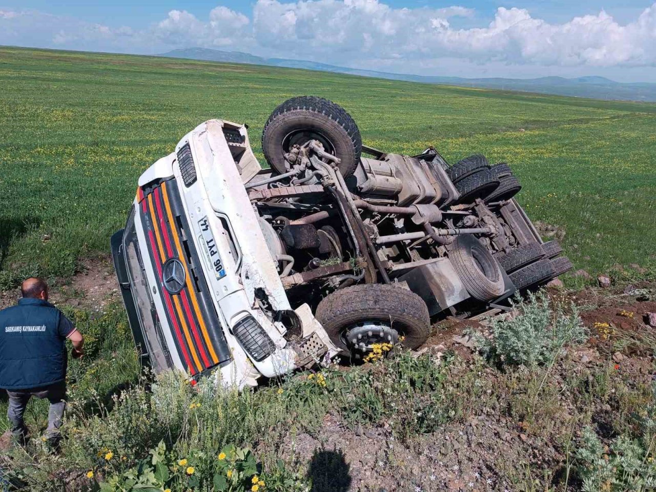 Kars’ta yoldan çıkan kamyon şarampole devrildi