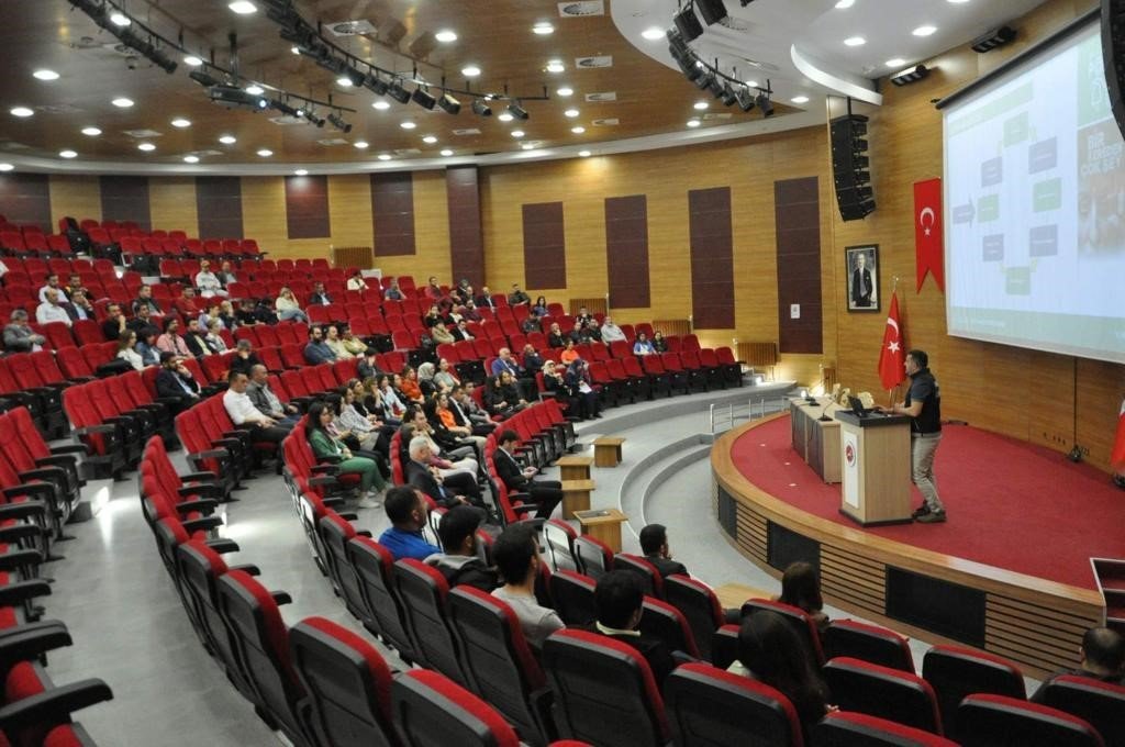 Üniversite personeline "En İyi Narkotik Polisi Anne" eğitimi