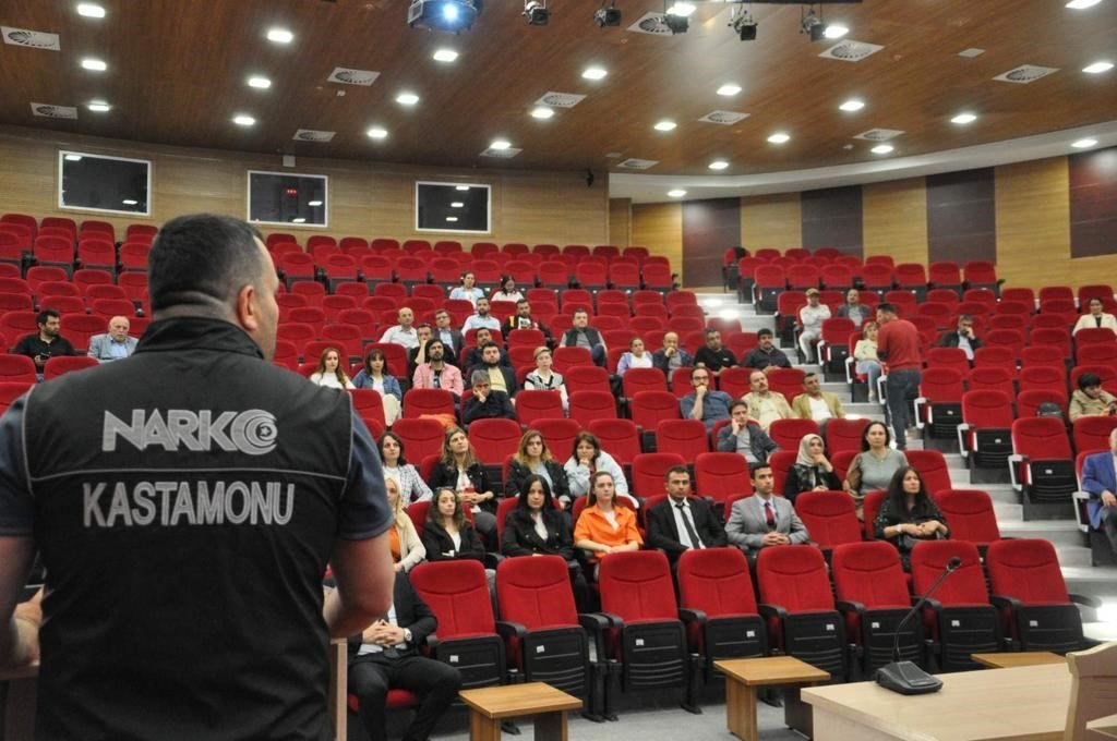 Üniversite personeline "En İyi Narkotik Polisi Anne" eğitimi