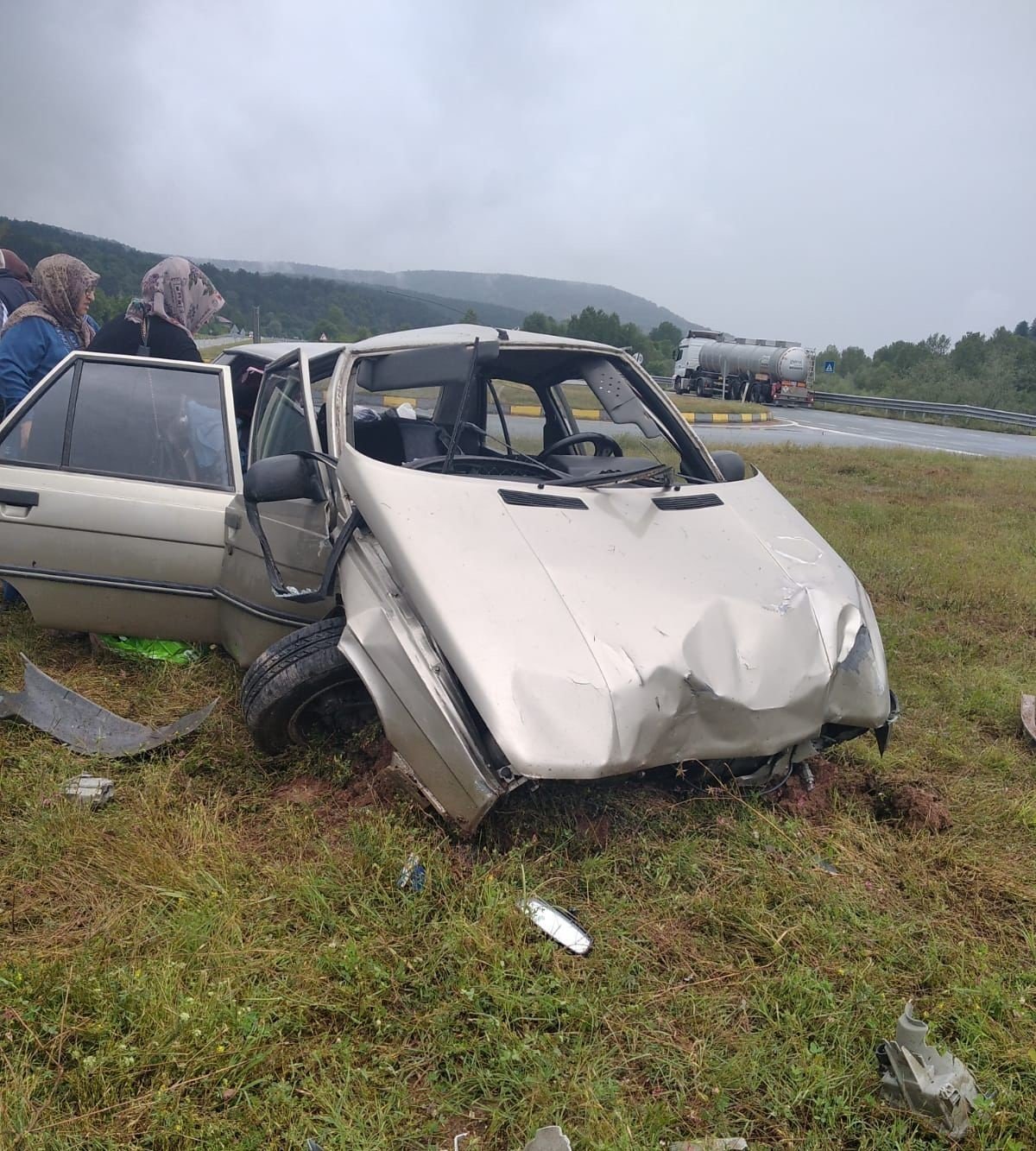 Hurdaya dönen otomobildeki 5 kişi yaralandı