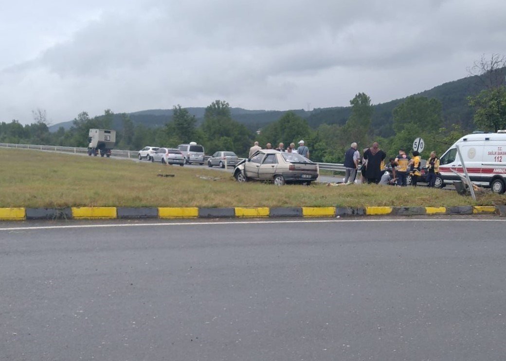 Hurdaya dönen otomobildeki 5 kişi yaralandı