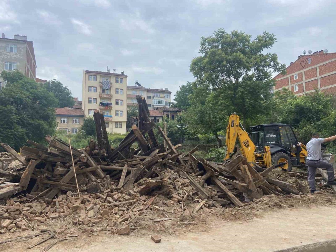 Taşköprü’de 13 metruk bina yıkıldı