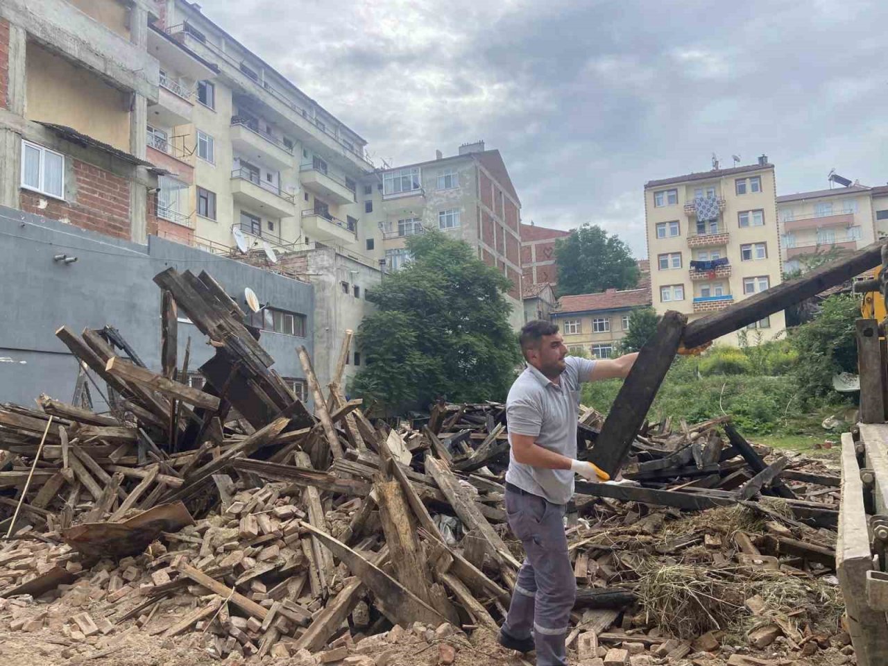 Taşköprü’de 13 metruk bina yıkıldı