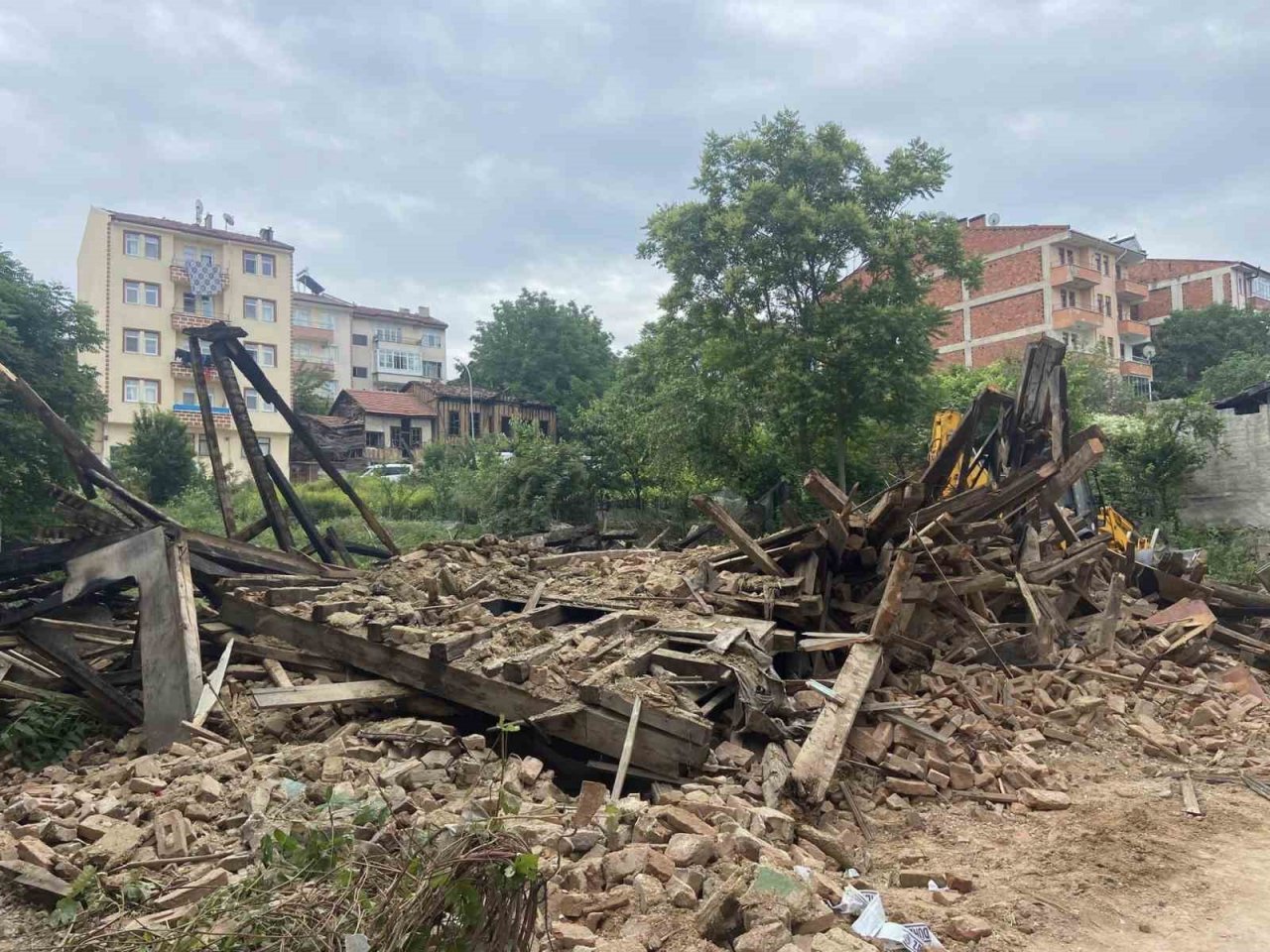 Taşköprü’de 13 metruk bina yıkıldı