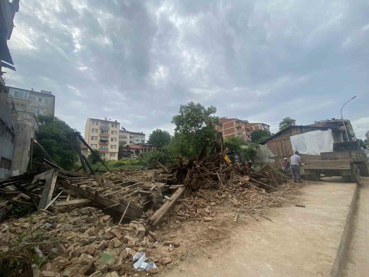 Taşköprü’de 13 metruk bina yıkıldı