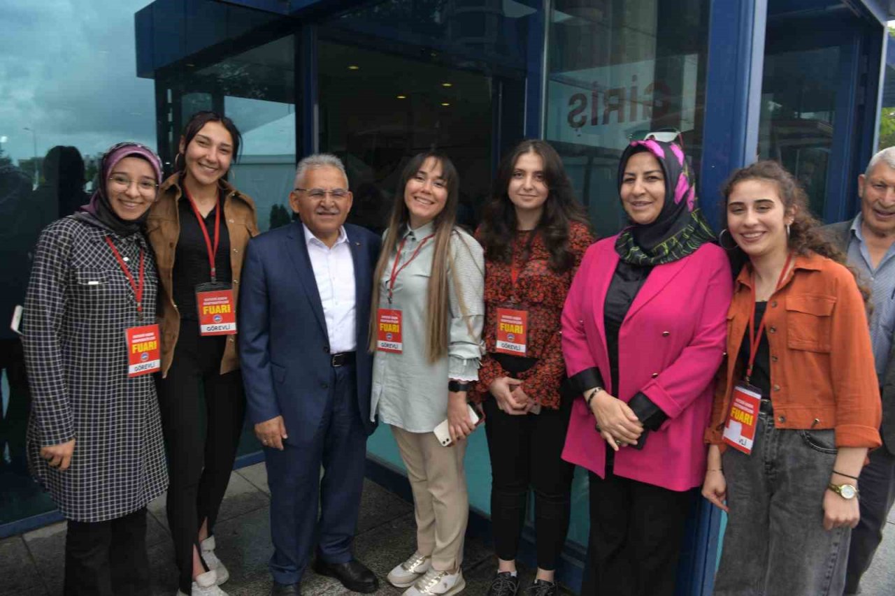 Fuar ziyaretinde depremzede esnaftan Başkan Büyükkılıç’a: “Sizleri hep örnek gösterdik”