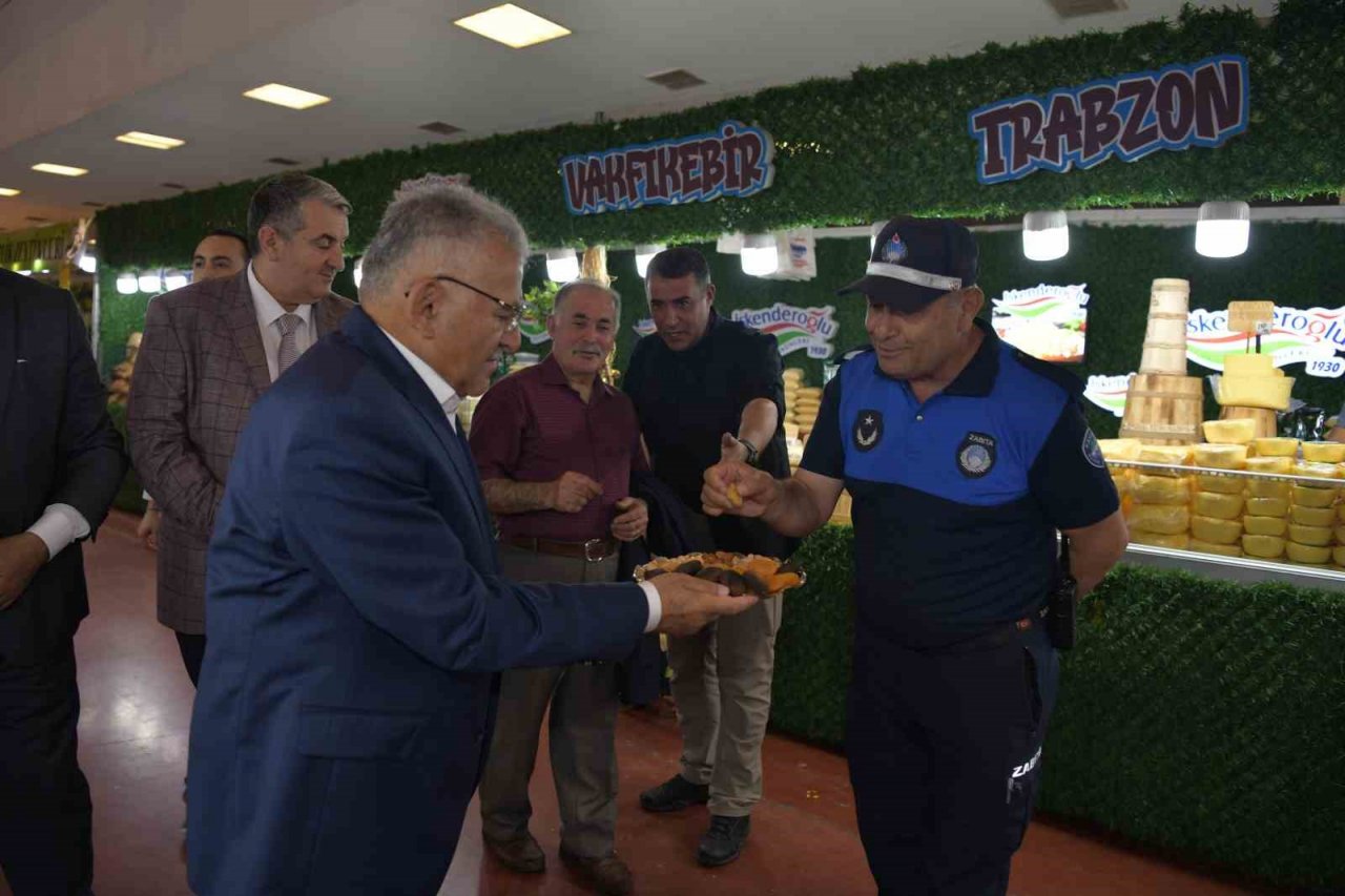 Fuar ziyaretinde depremzede esnaftan Başkan Büyükkılıç’a: “Sizleri hep örnek gösterdik”