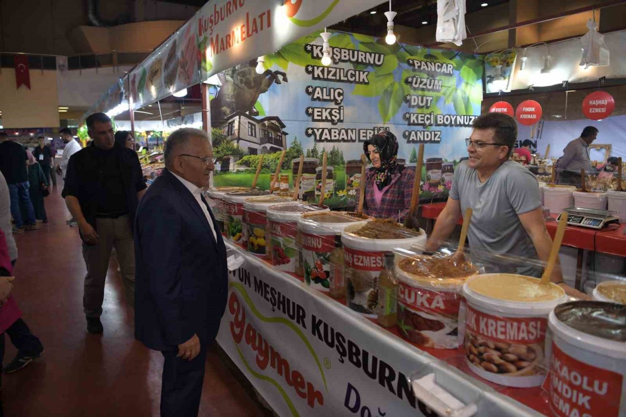 Fuar ziyaretinde depremzede esnaftan Başkan Büyükkılıç’a: “Sizleri hep örnek gösterdik”