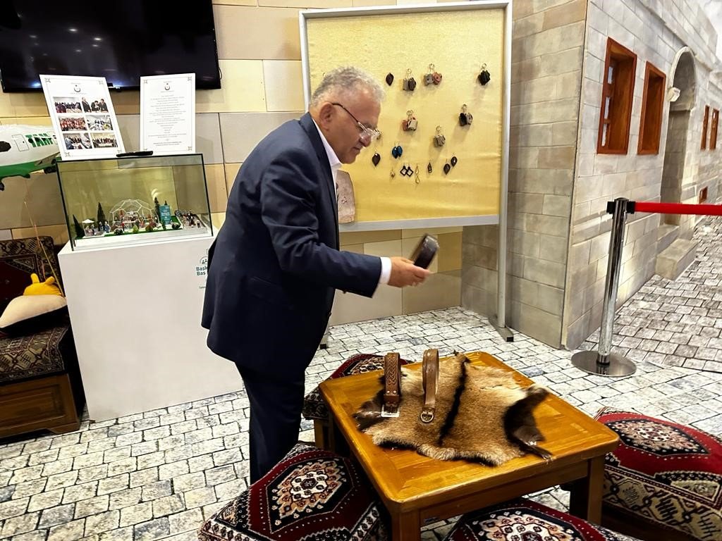 Büyükkılıç, Kadın Kooperatifleri Fuarını ziyaret etti, eşine çanta aldı