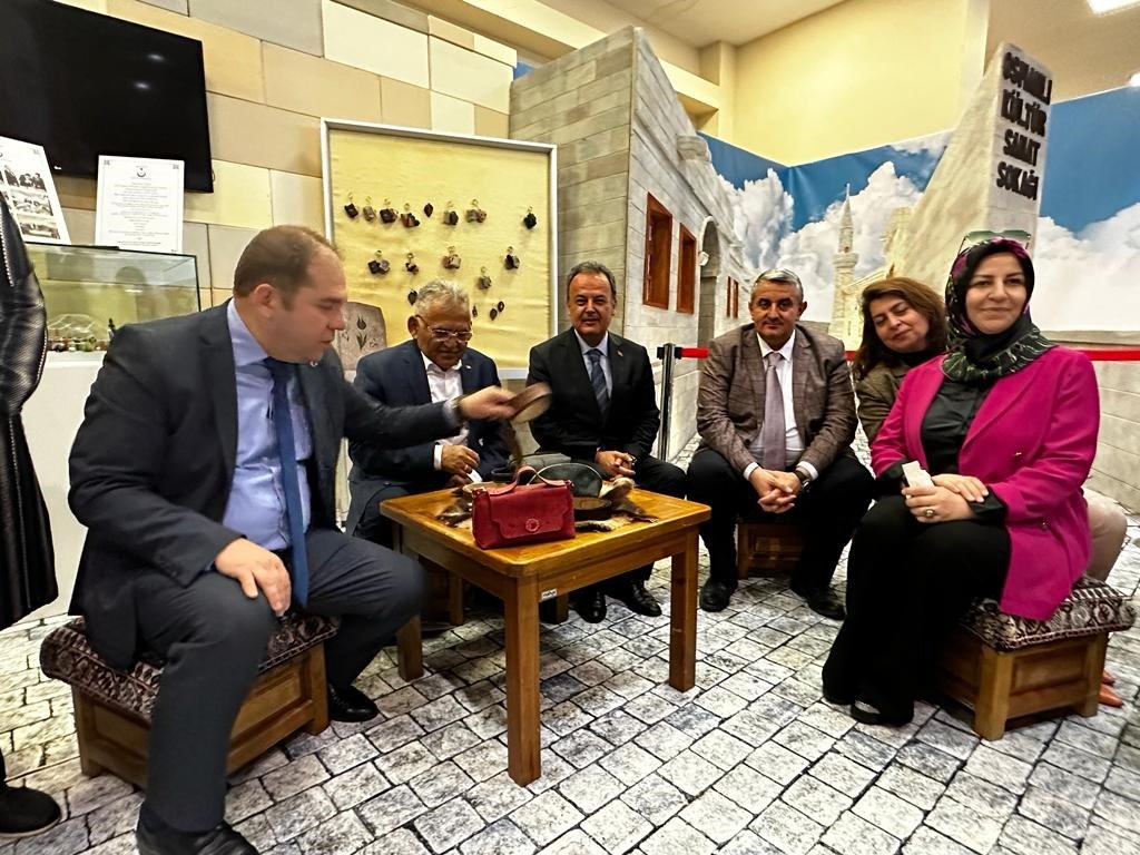 Büyükkılıç, Kadın Kooperatifleri Fuarını ziyaret etti, eşine çanta aldı