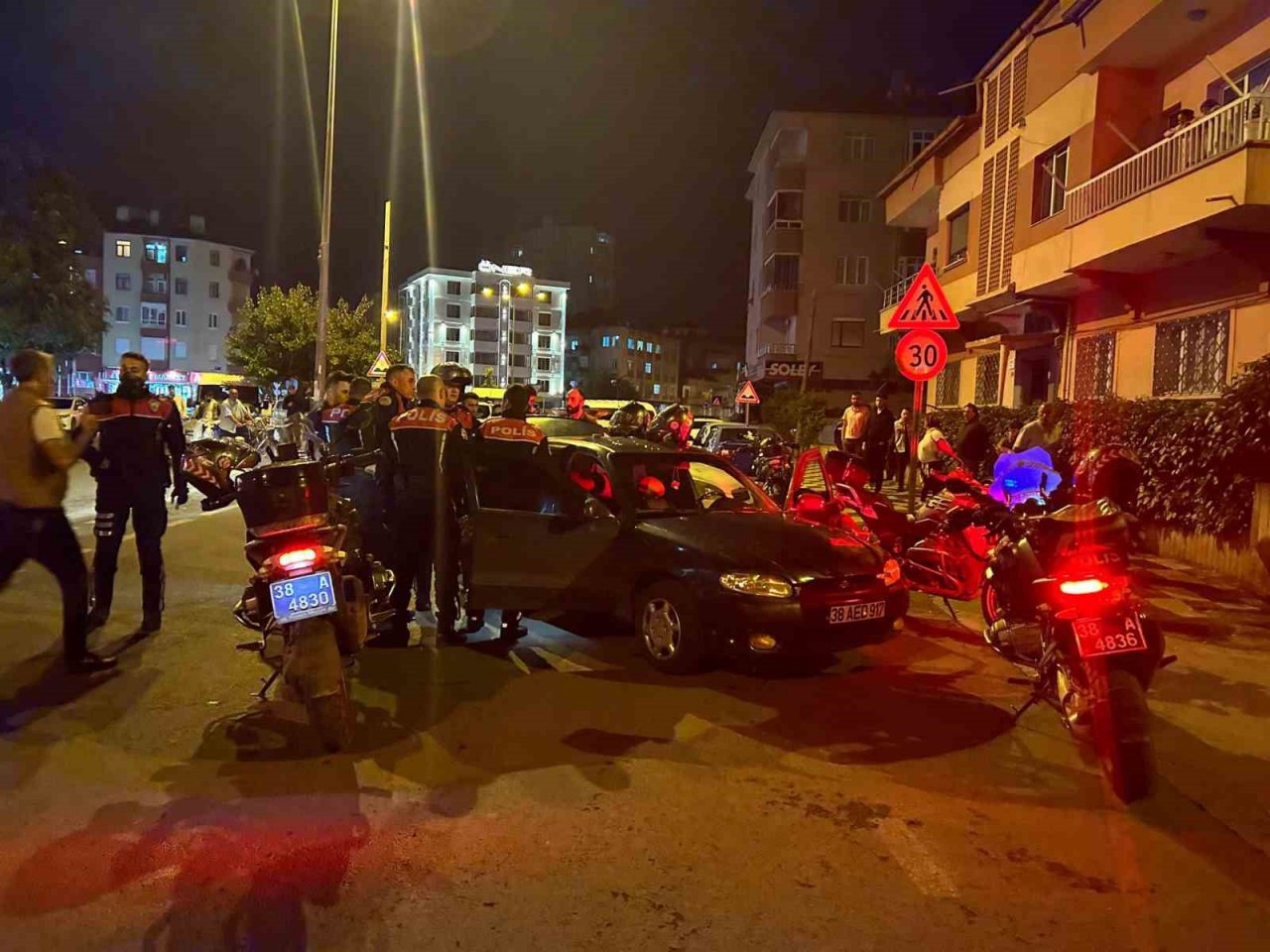 Kayseri’de uygulamadan kaçan 2 şahıs kovalamaca sonucu yakayı ele verdi