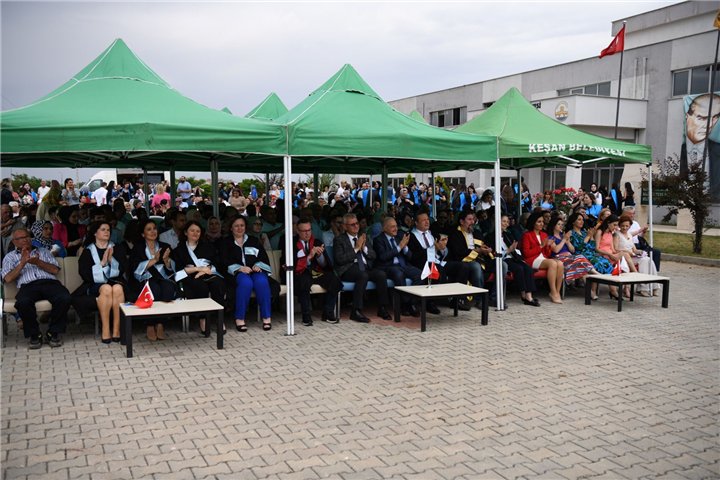 Sağlıkçıların mezuniyet coşkusu