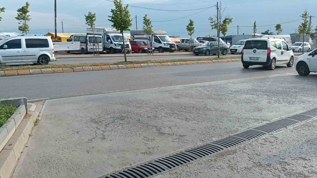 Motosiklette dengesini kaybedip düştü