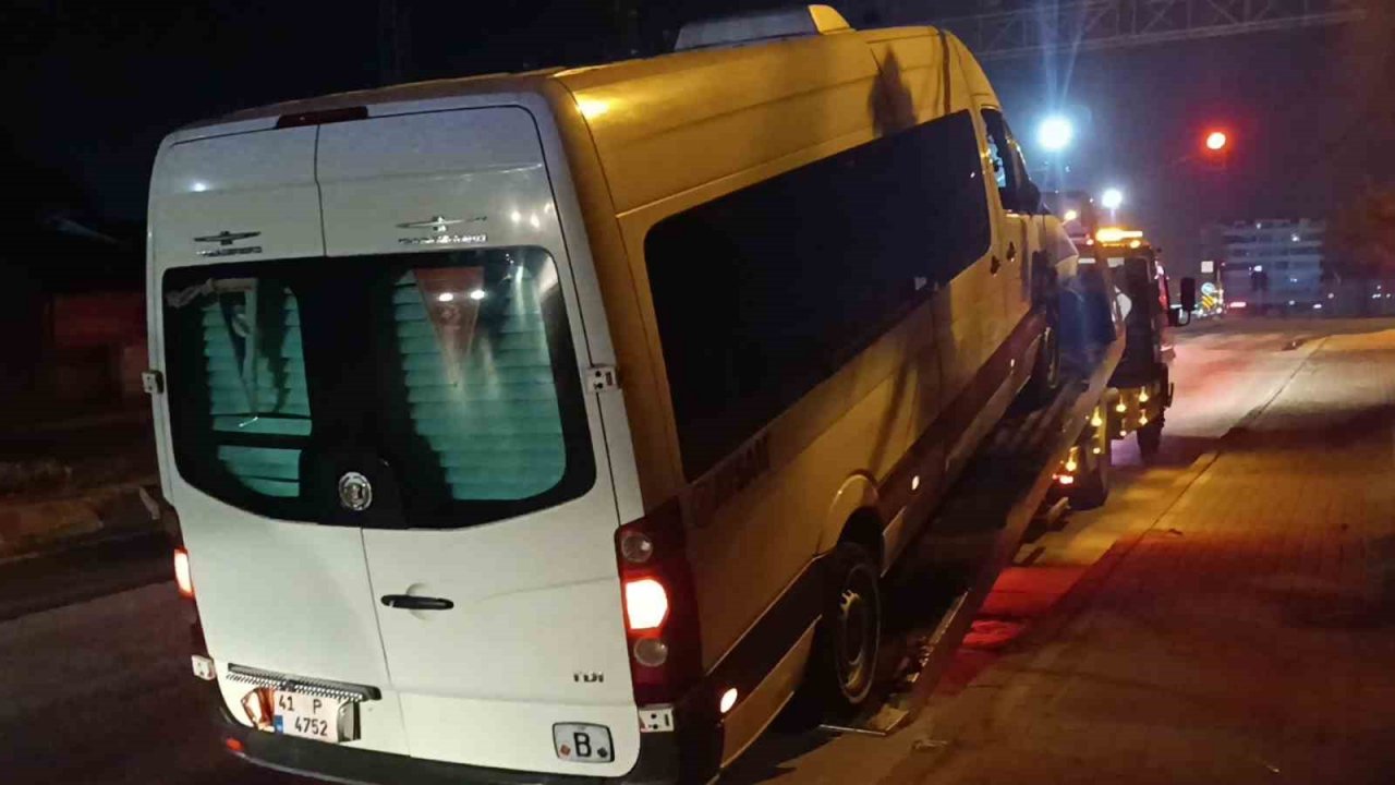 "Dur" ihtarına uymayan alkollü minibüs sürücüsü polisi peşine taktı