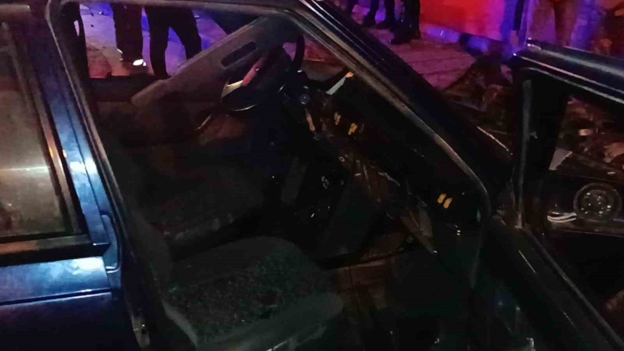 Kontrolden çıkan otomobil trafik levhasına çarptı: 1 yaralı