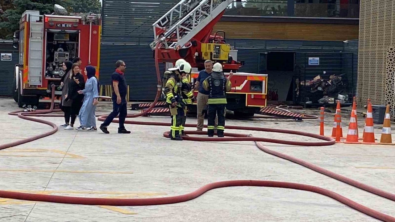 Restoranın bacasında çıkan yangın korkuttu