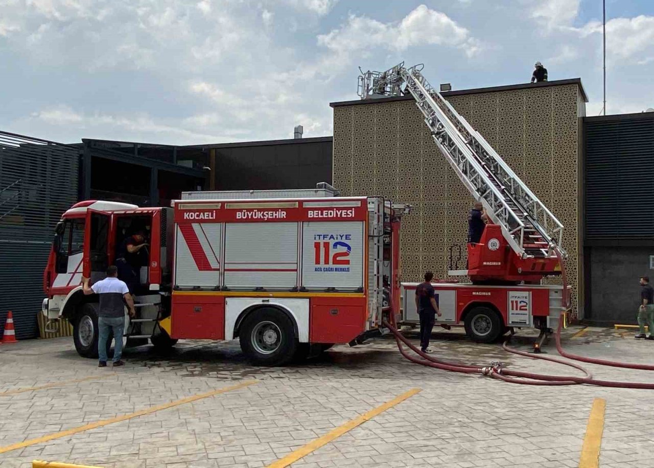 Restoranın bacasında çıkan yangın korkuttu