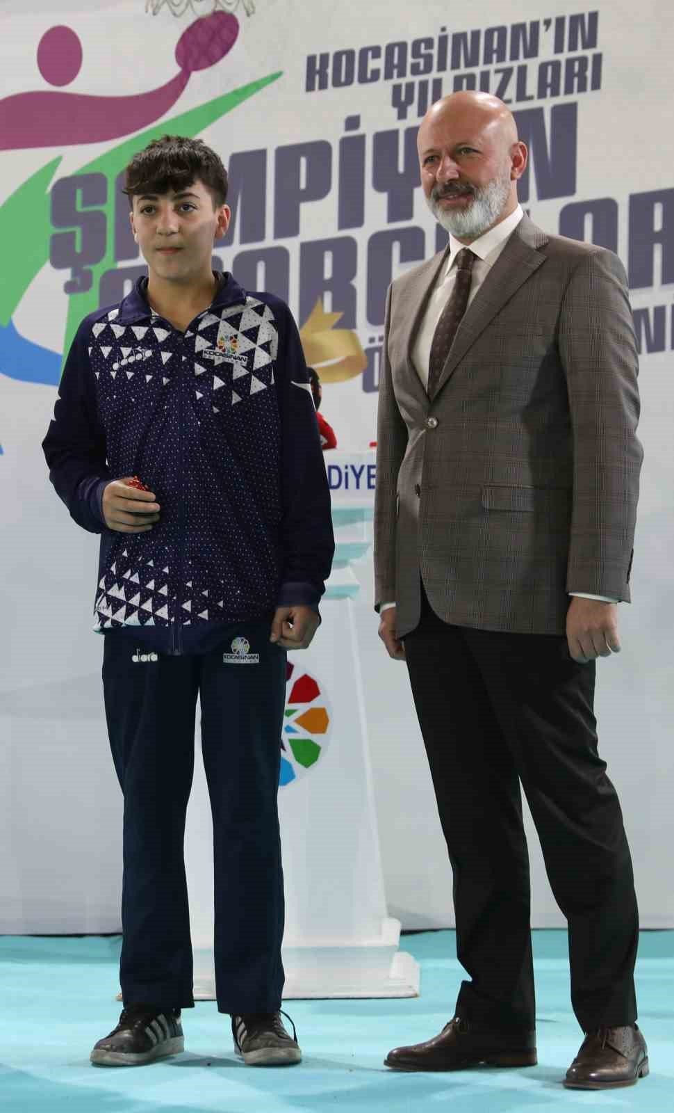 Başkan Çolakbayrakdar; “Alt yapıdan yetiştirdiğimiz kahraman, dünyanın tanıdığı bir sporcu oldu”