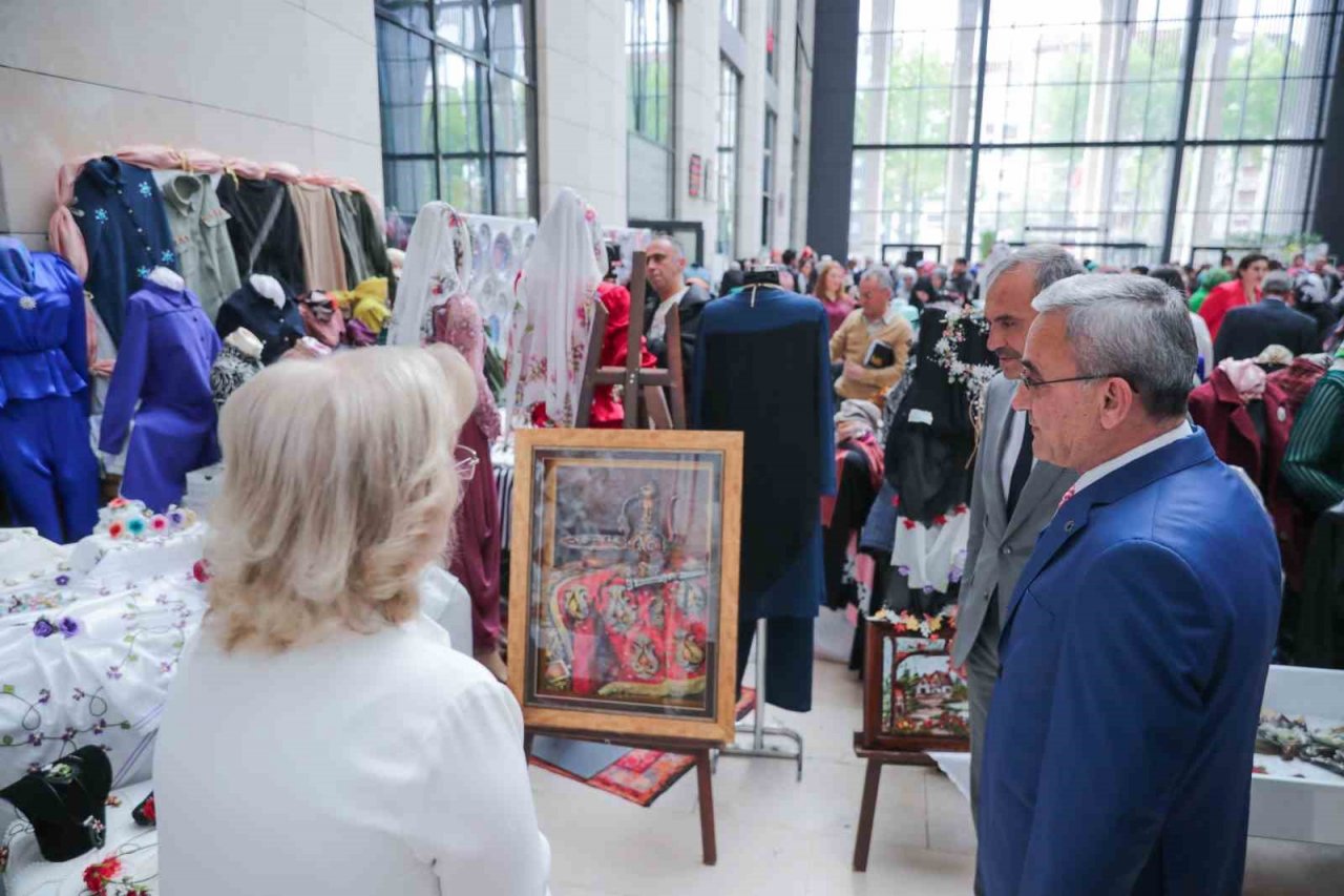 Kütahya’da üreten kadınların yıl sonu sergisi